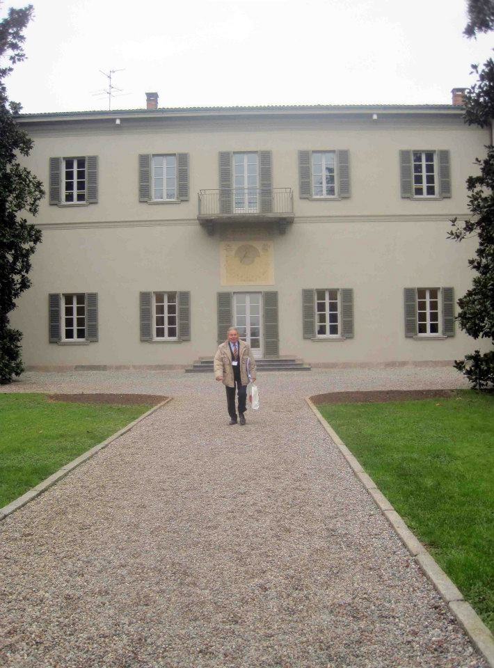 Villa storica vista dal viale di ghiaia, nel parco