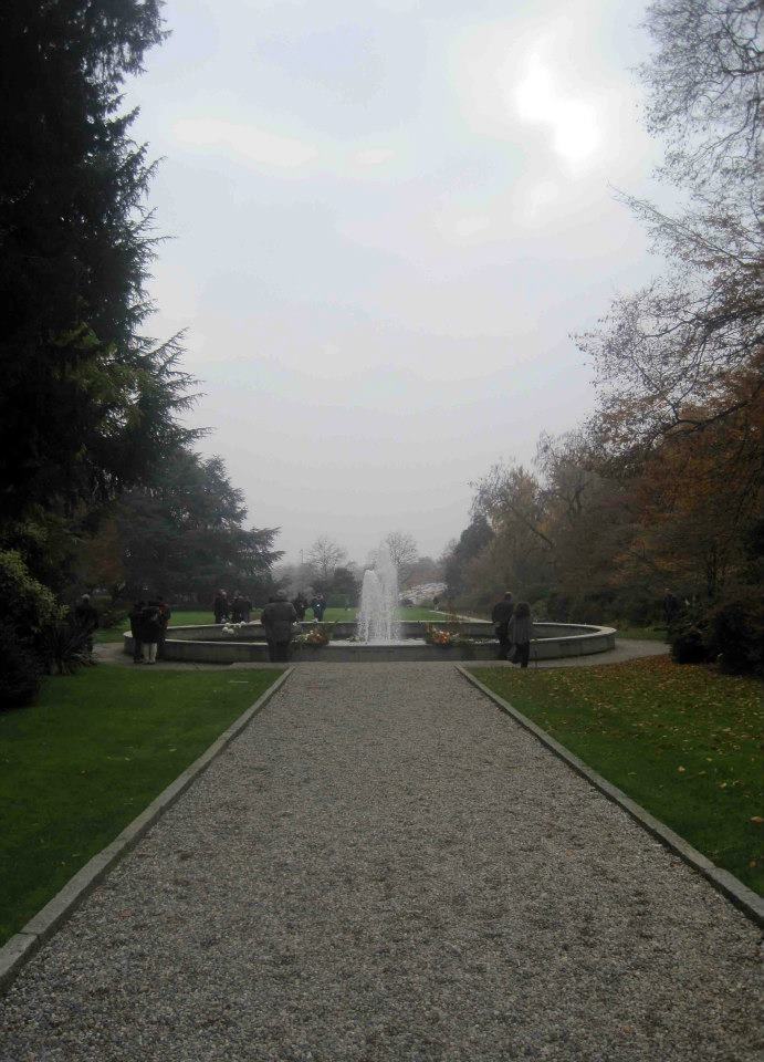 Il viale di ghiaia verso la fontana del parco