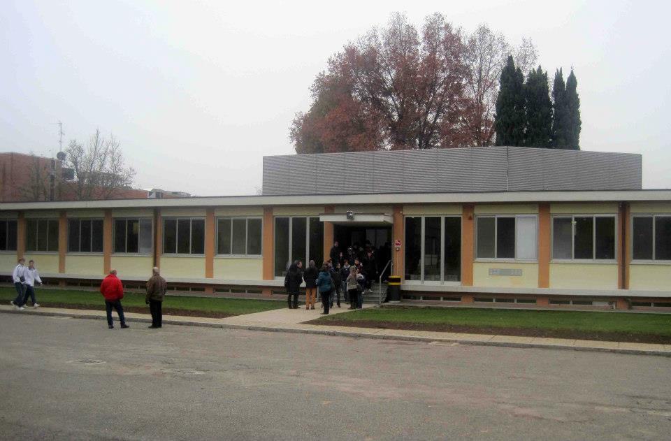 Edificio scolastico con l'ingresso e gli ospiti