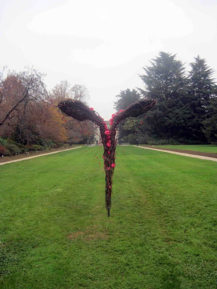 Installazione floreale sul prato del parco