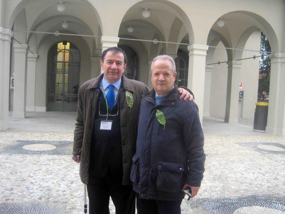 Due ospiti sotto il portico