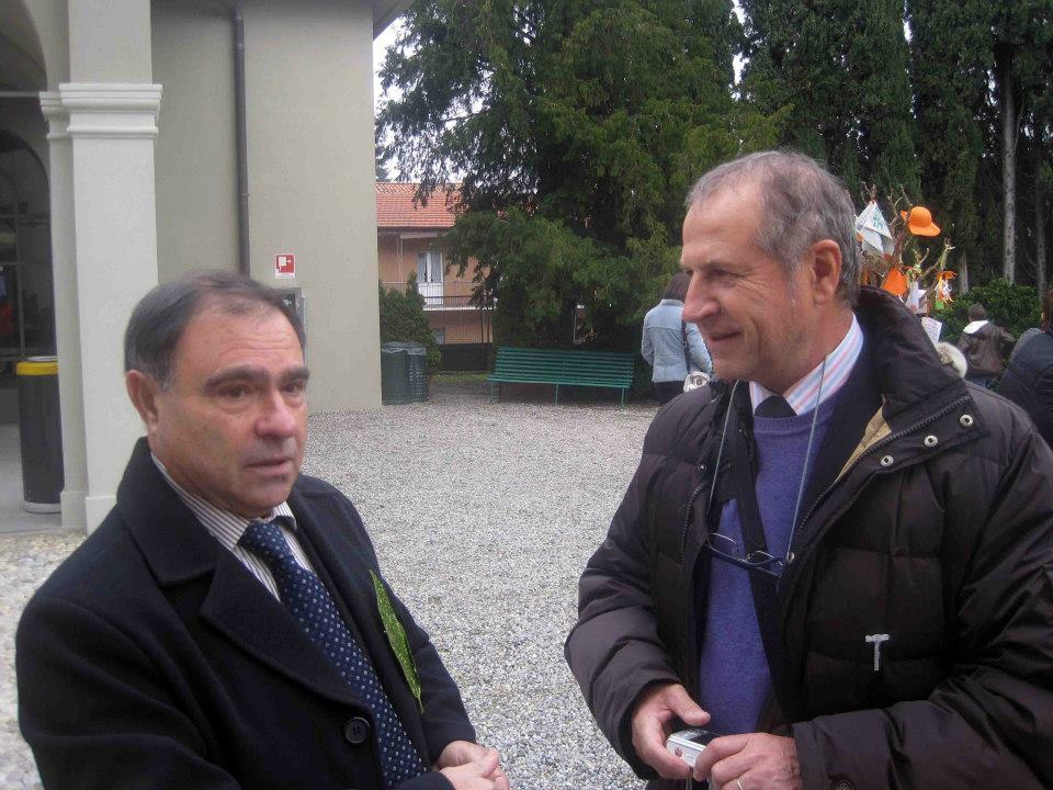 Due ospiti a colloquio nel cortile