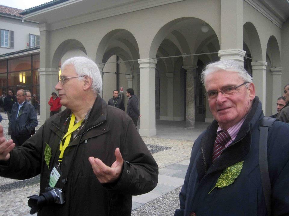 Due ospiti nel cortile porticato