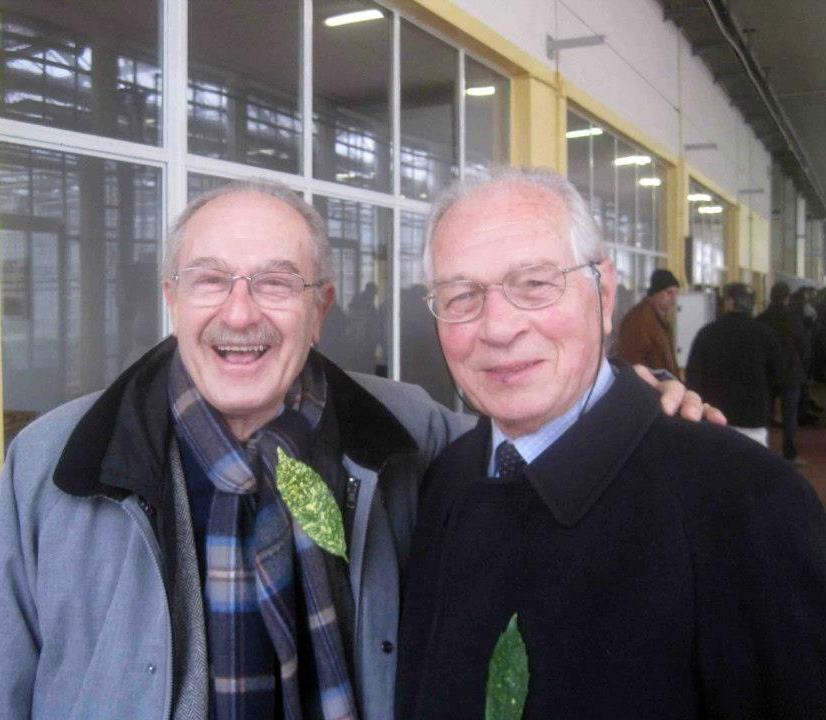 Due ospiti sorridenti sotto la tettoia