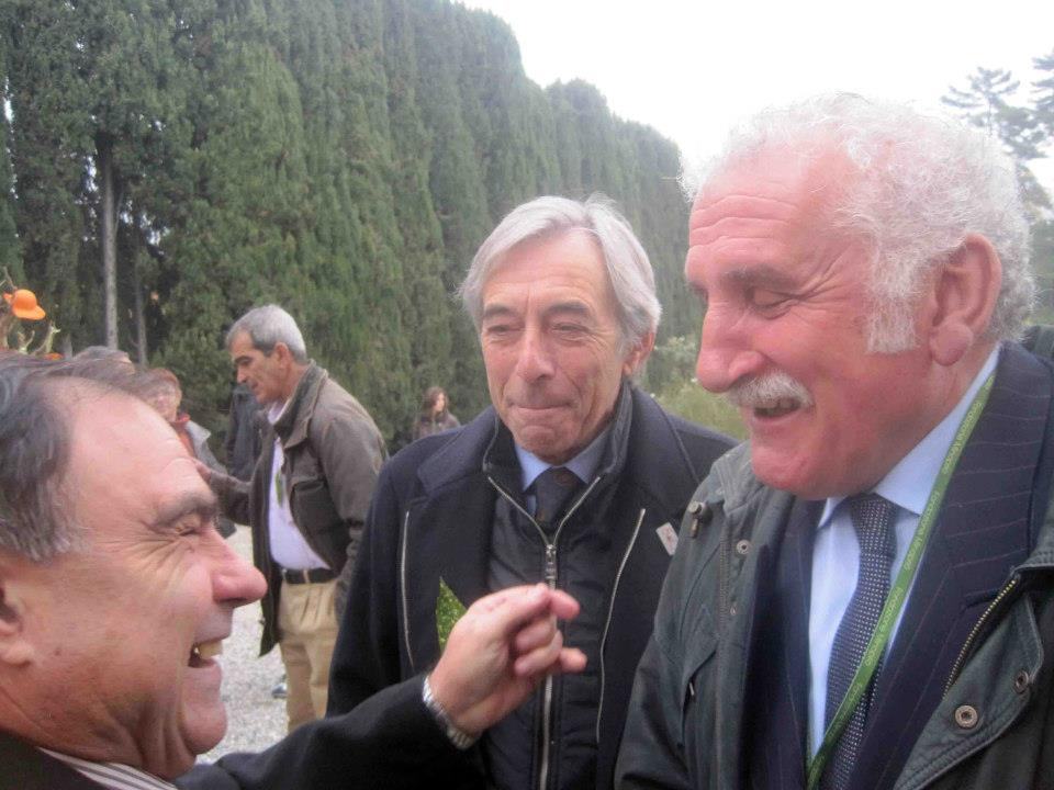 Tre ospiti che ridono nel parco