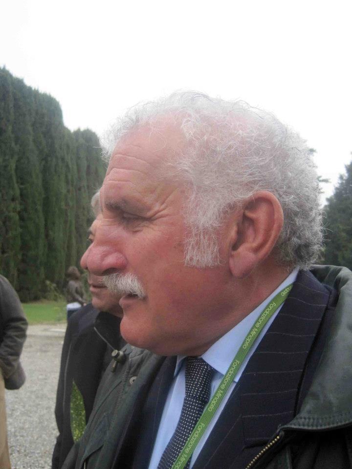 Ospite di profilo con il cordino della Fondazione