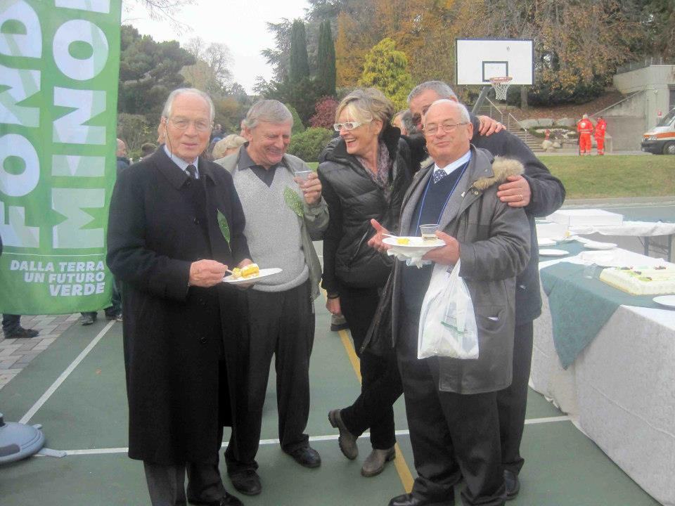 Rinfresco con torta nel campo sportivo