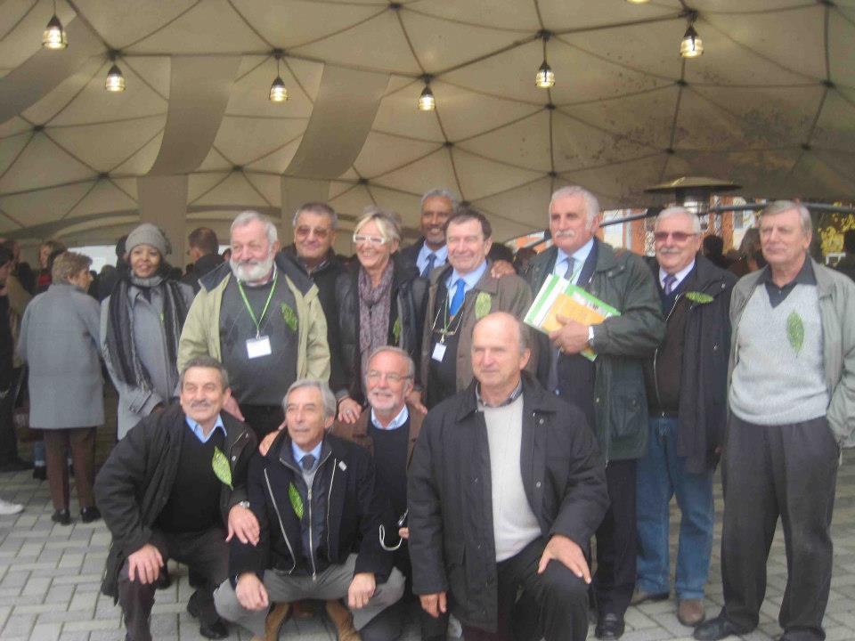Foto di gruppo sotto la tensostruttura