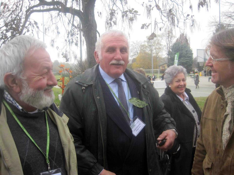 Ospiti in conversazione nel parco