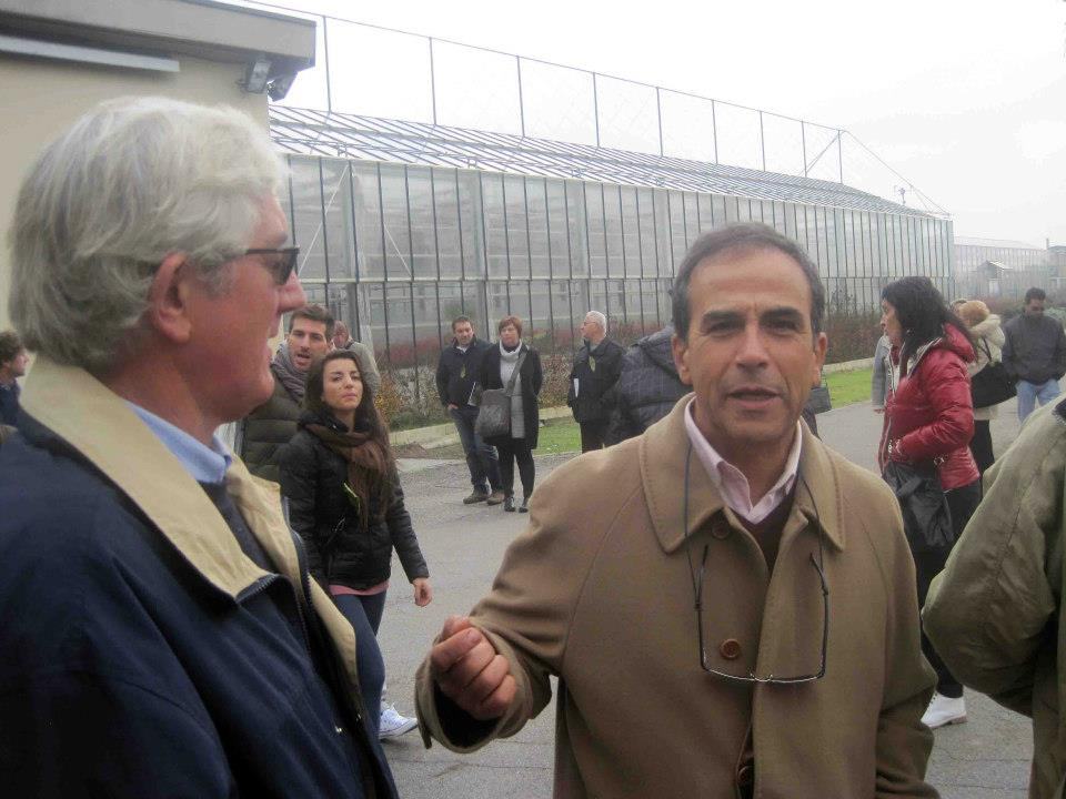 Ospiti in conversazione davanti alle serre