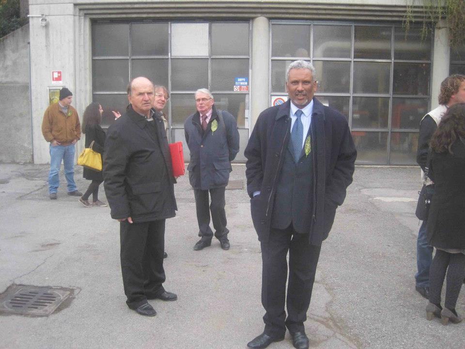 Ospiti davanti all'ingresso di un capannone