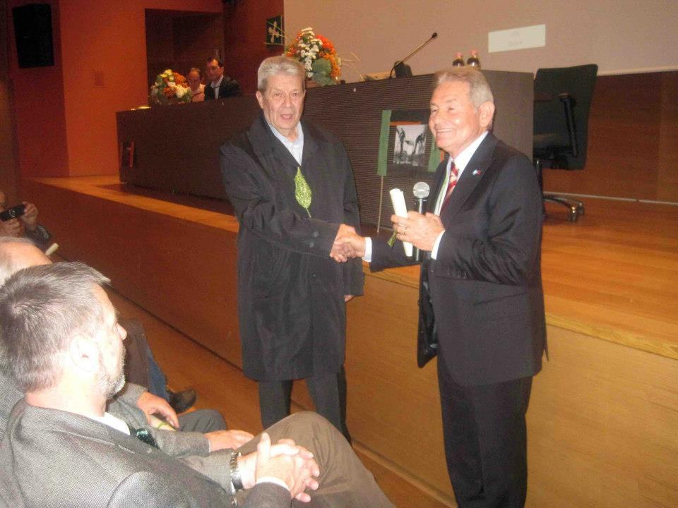 Consegna di un riconoscimento nella sala