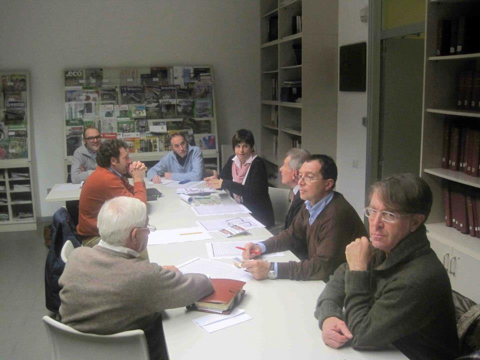 Riunione intorno al tavolo in biblioteca