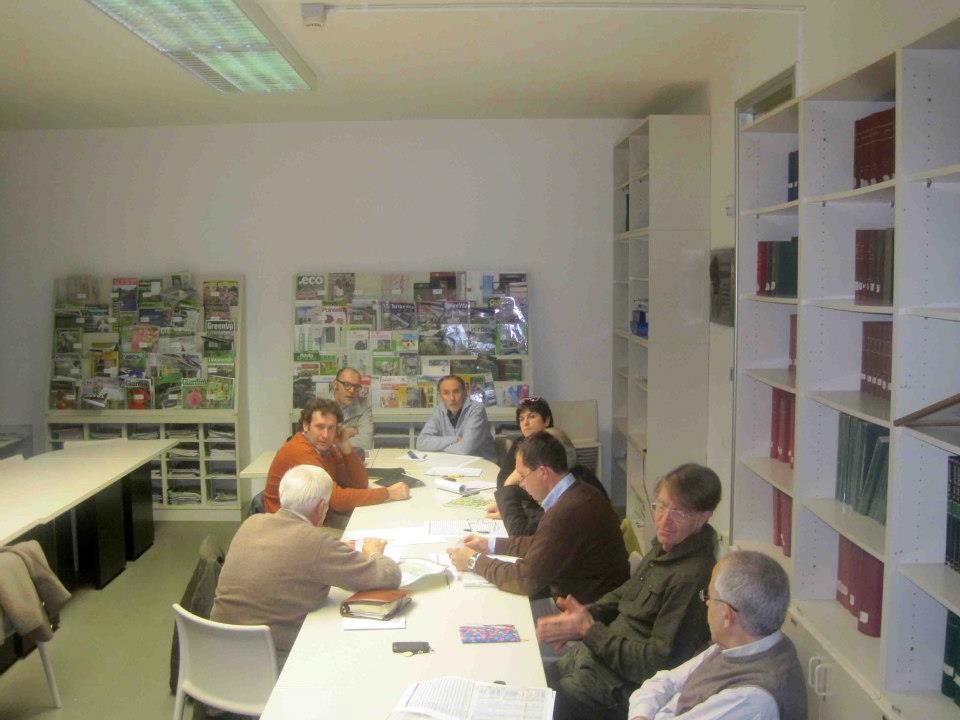 Riunione intorno al tavolo nella biblioteca, vista ampia