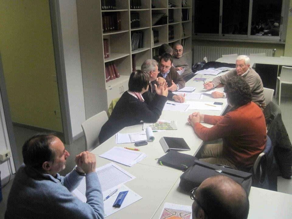 Riunione serale in biblioteca