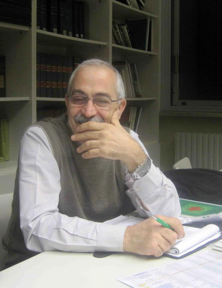 Ospite sorridente al tavolo, con il taccuino